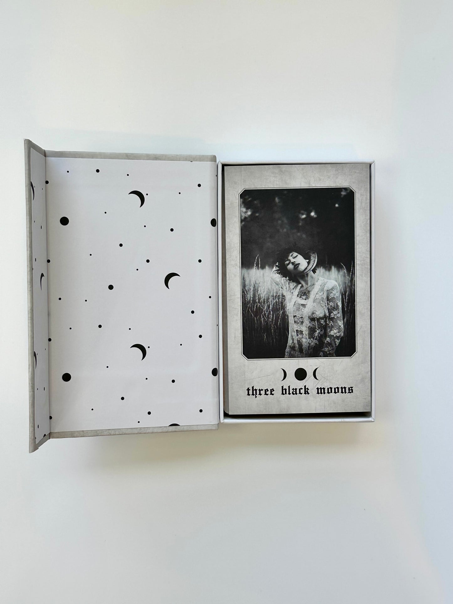 Three Black Moons Shadow Deck: 52 Oracle Card Deck and Guidebook