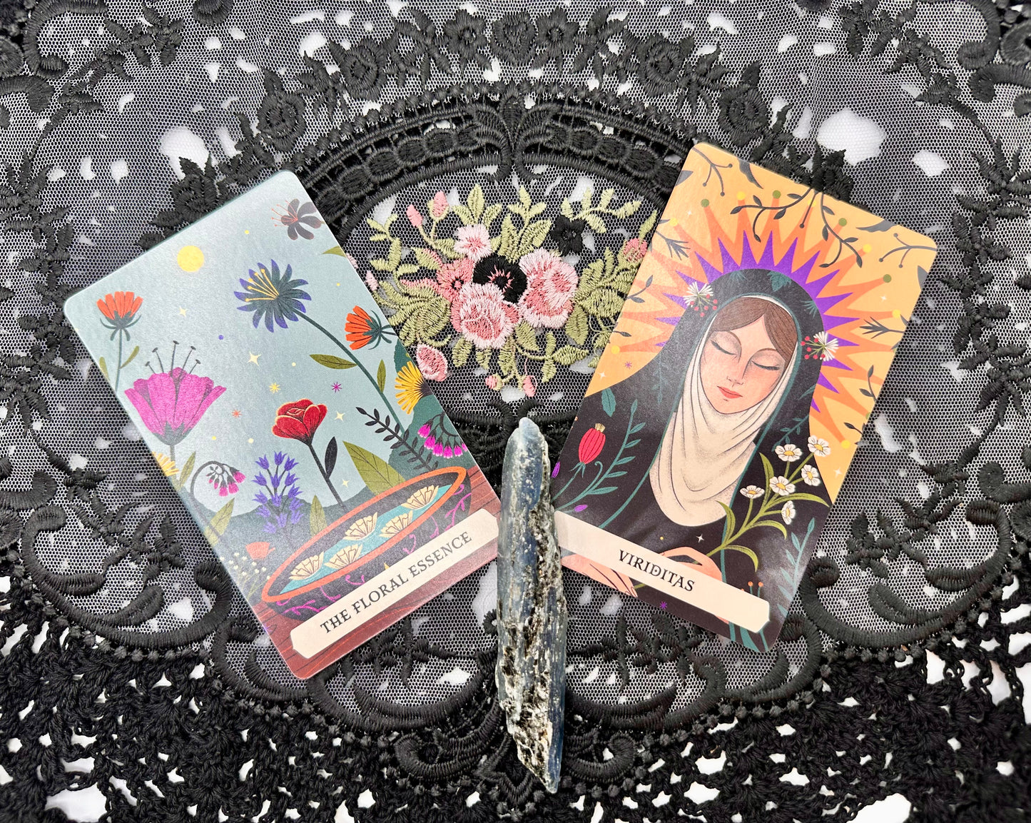 The Secret Oracle of the Green Witch: 50 Cards and Guidebook for Divination and Magic